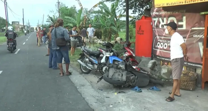 Ngeri! Mobil Tabrak...