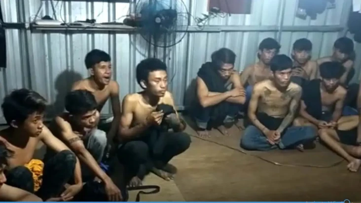 Belasan Pemuda Bersenjata...