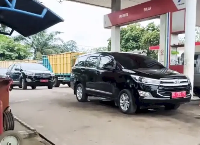 2 Mobil Dinas Pemkab...