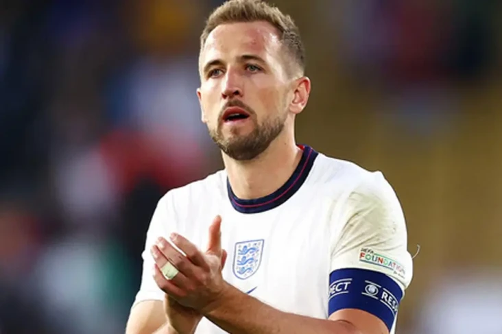 Harry Kane Kenakan Ban...