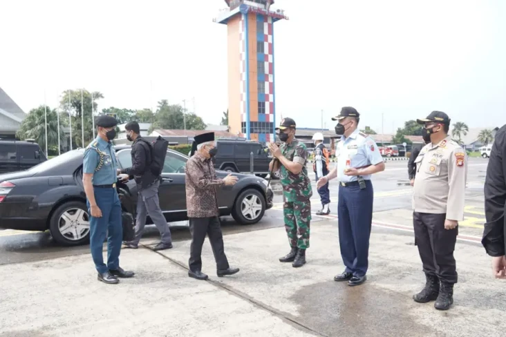 Wapres Maruf Amin Hadiri...