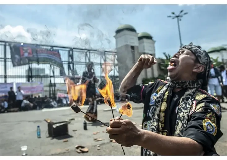 Mengenal Tradisi Debus,...