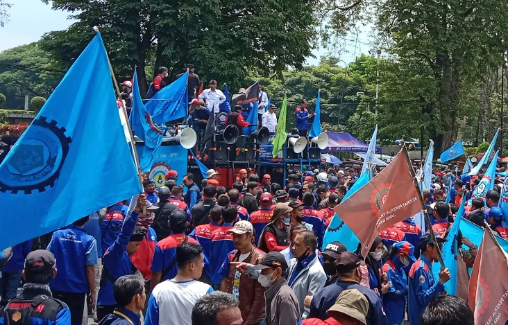 Ribuan Buruh Geruduk...