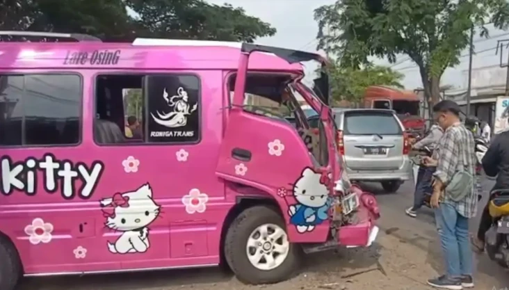 Tabrakan Beruntun di...