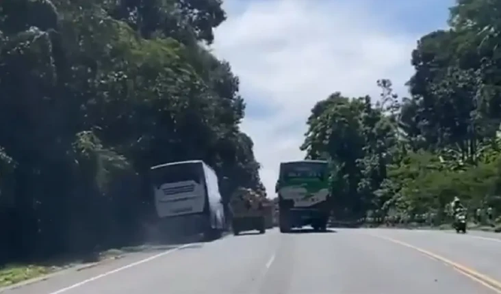 Viral Balapan Bus di...
