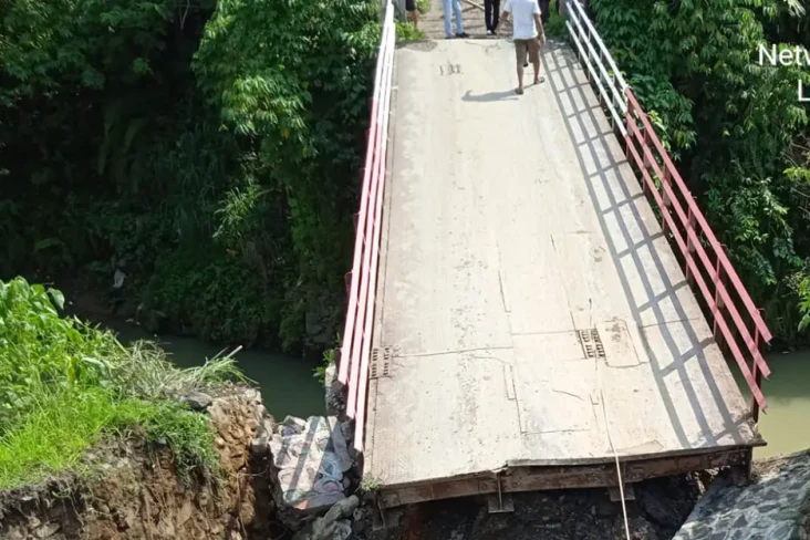 Jembatan Penghubung...
