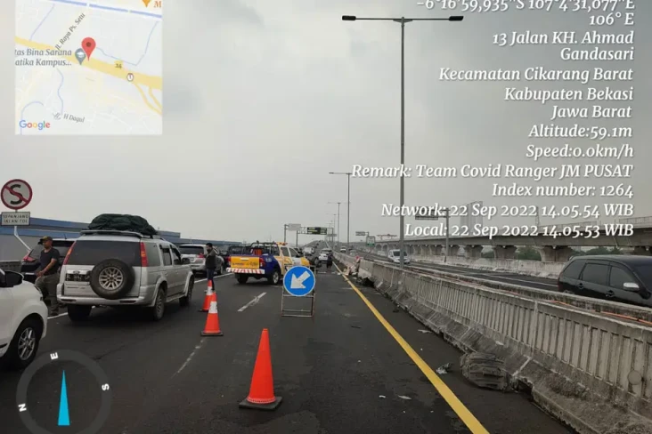 Mobil Pecah Ban di Tol...