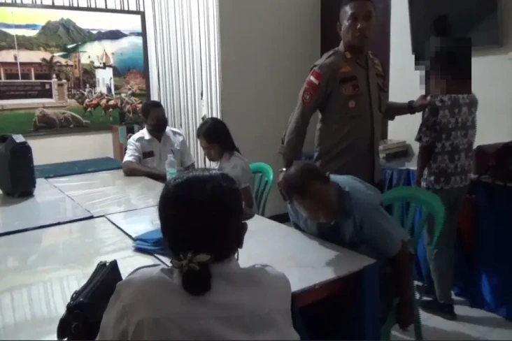 Pukul Guru hingga Berdarah,...