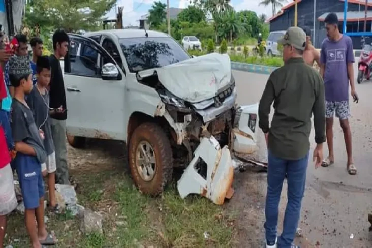 Mobil Dobel Kabin Tabrak...