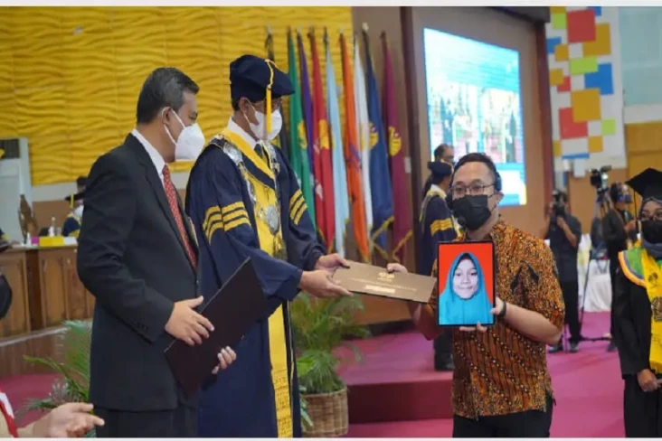 Mahasiswa Unnes Wisuda...