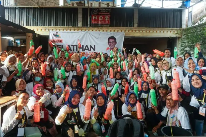 Relawan Sandiaga Bantu...