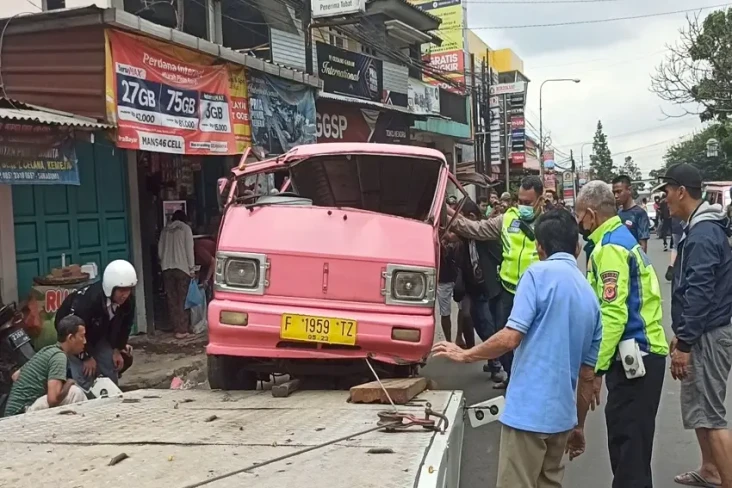 Mobil Tabrak Angkot...