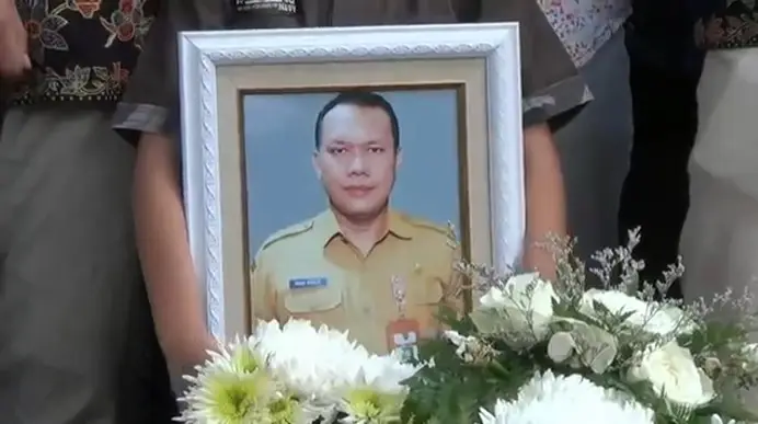 Isak Tangis Iringi Pemakaman...
