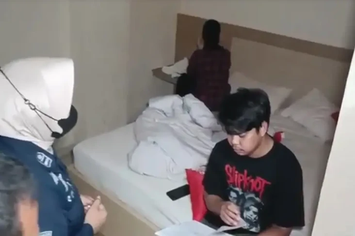 Terlanjur Lepas Baju...