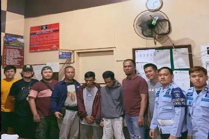 Pura-pura Ambil Alat...