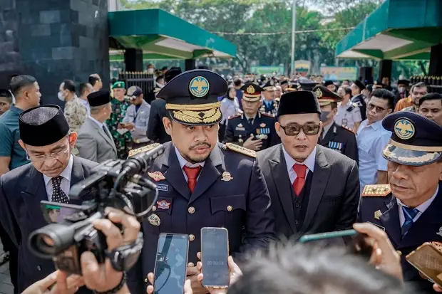 Bantu Warganya, Bobby...