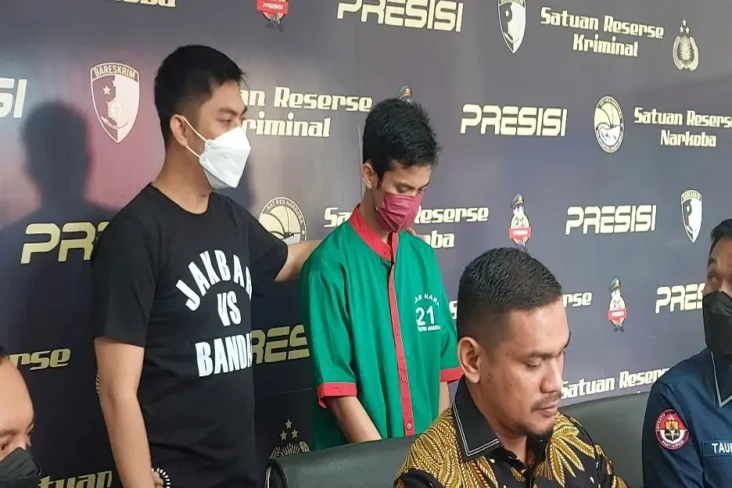Selundupkan Ganja Dalam...