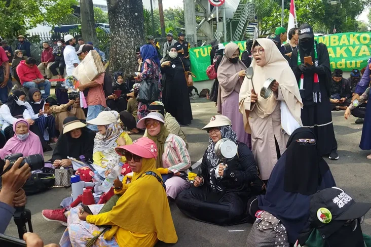 Sambil Bawa Panci, Emak-emak...