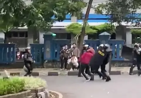Unjuk Rasa di DPRD Jabar...