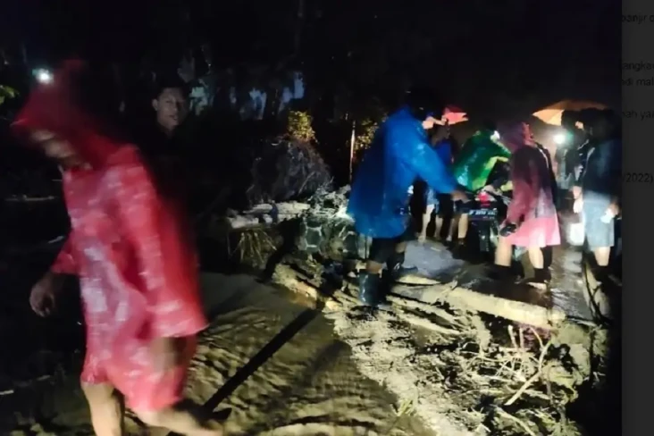 Banjir Bandang Terjang...