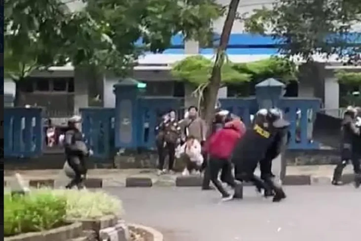 Tangkap 10 Mahasiswa...