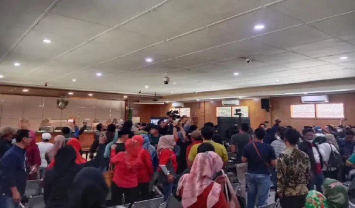 Tangis dan Protes Pendukung...