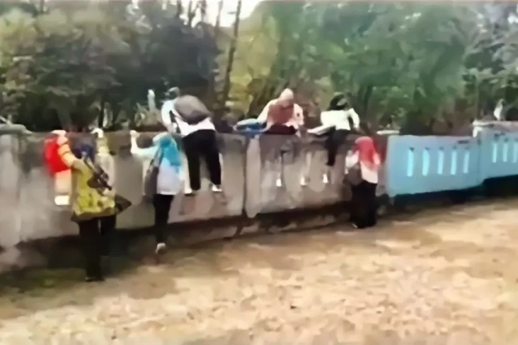 Gerbang Sekolah Disegel,...