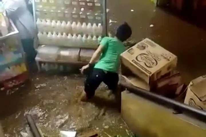 Hujan Deras, Lapak Pedagang...