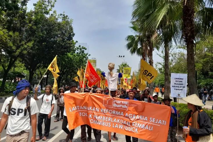 Tolak Kenaikan Harga...