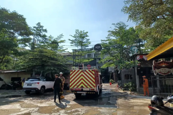 Kafe Heyoo Mampang Terbakar,...
