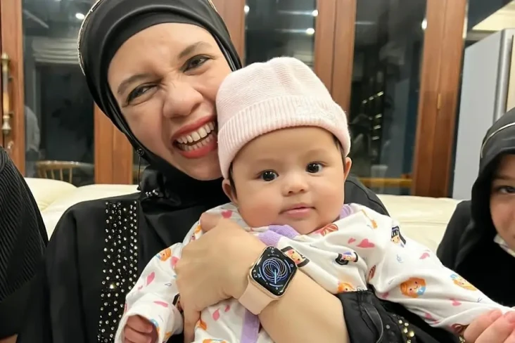 Ameena Gelar Tedak Siten,...