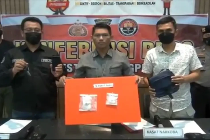 Bawa 16 Paket Sabu,...