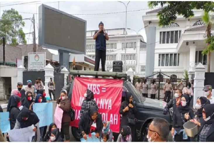 Sekolah Pungut Iuran...