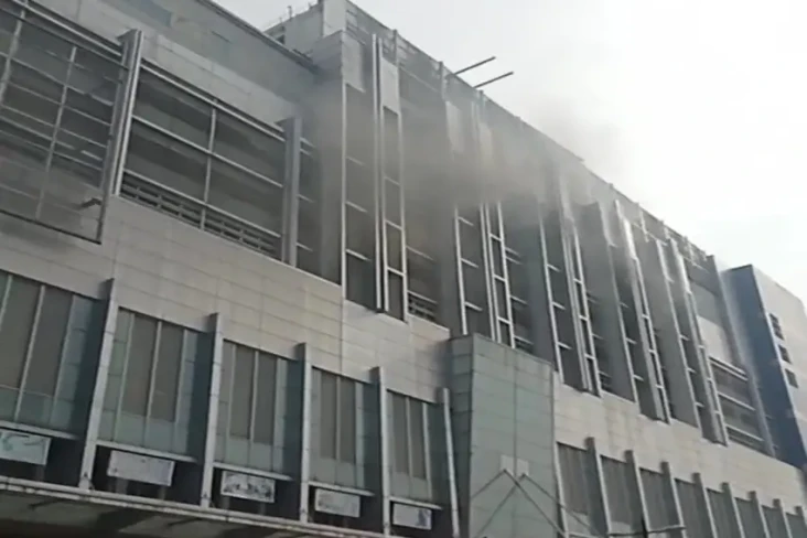 Gedung LTC Glodok Terbakar,...