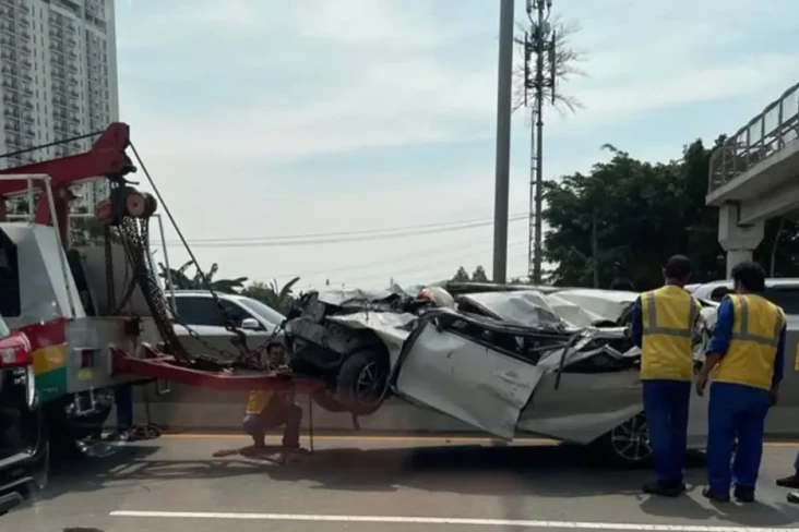 Mobil Terbalik di Tol...
