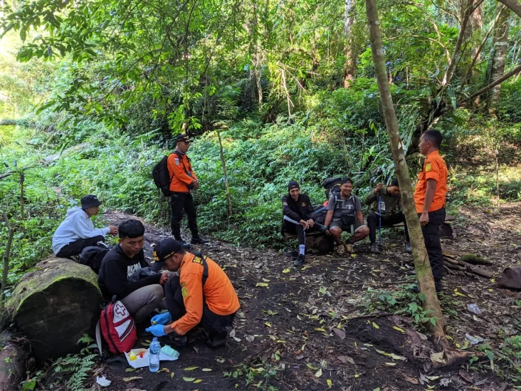 8 Pendaki 1 Balita Tersesat...