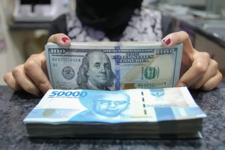 Dihantam Dolar, Rupiah...