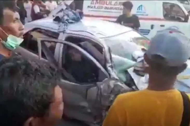 Mobil Rombongan Pesilat...