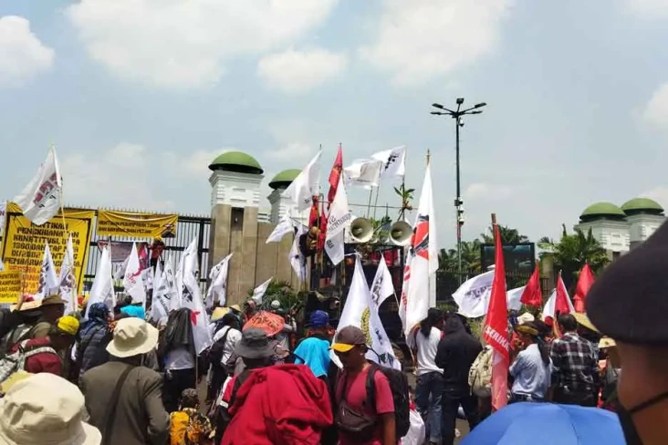 Geruduk Gedung DPR,...