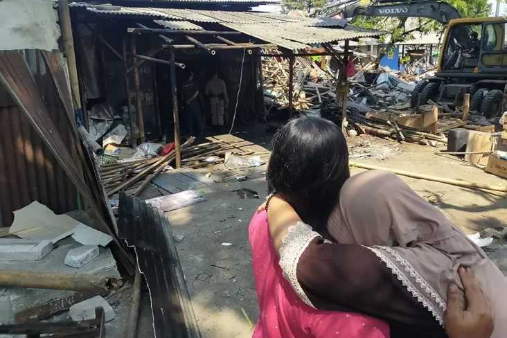 Isak Tangis Warnai Pembongkaran...