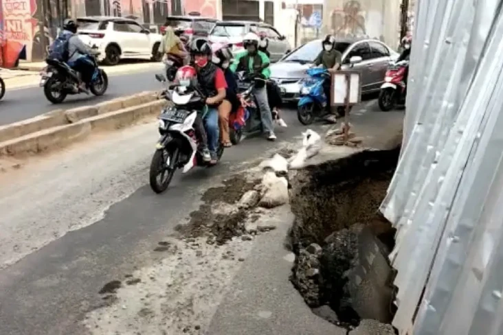 Pemotor Terperosok ke...