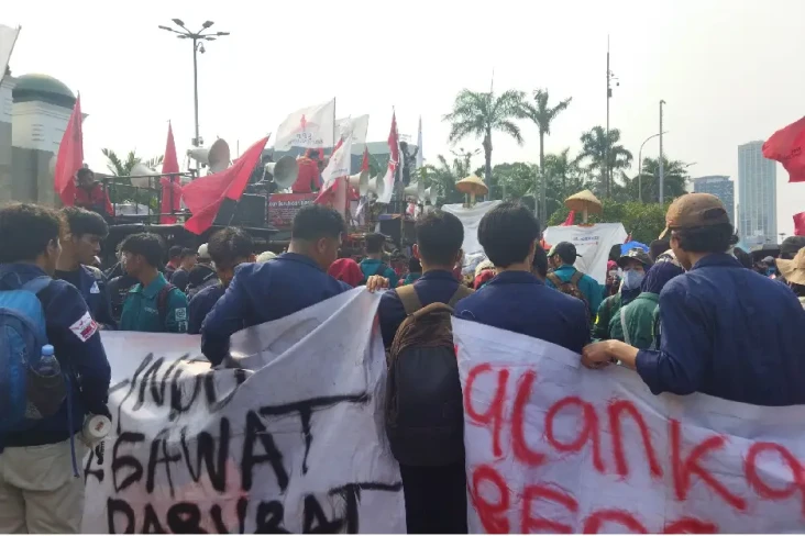 Unjuk Rasa di DPR, Massa...