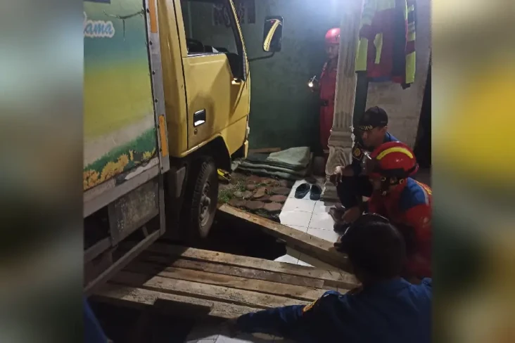Truk Boks Terperosok...
