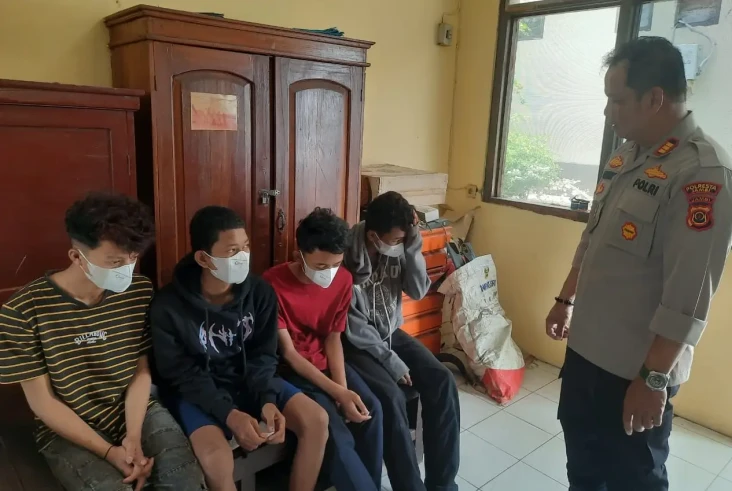 Hanya untuk Sok-Sokan,...