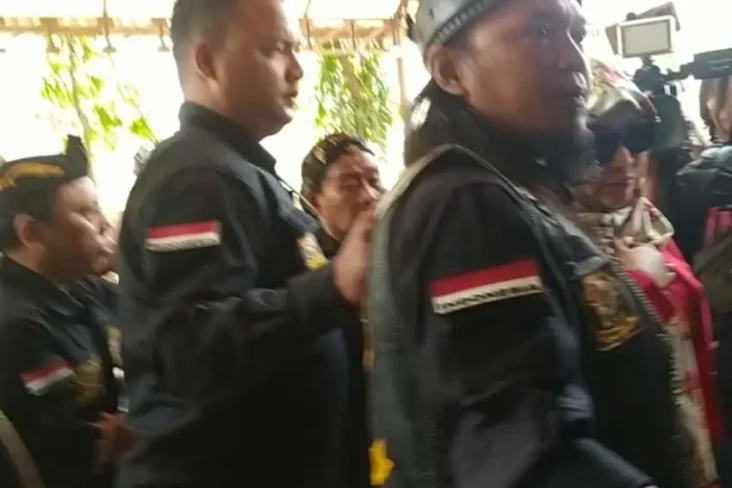 Roro Fitria Bawa 5 Bodyguard...