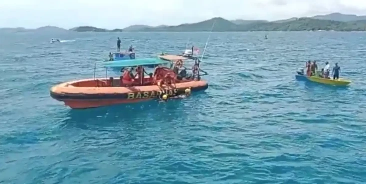 Asyik Memancing di Laut,...