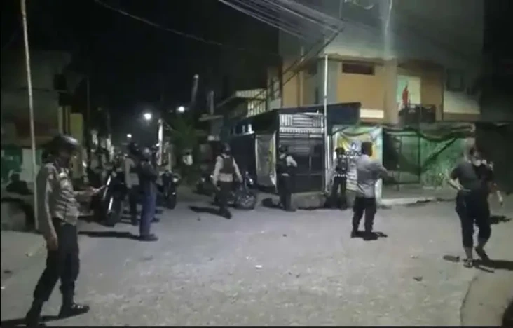 Mencekam! Dua Geng Pemuda...