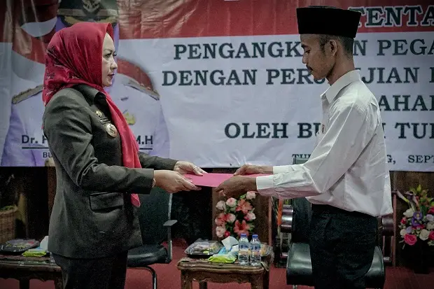 Bupati Winarti Serahkan...