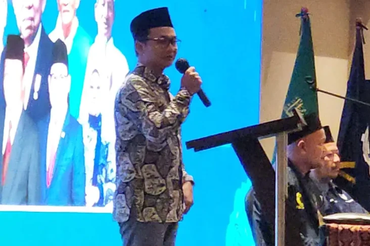 Irham Ali Syaifuddin...