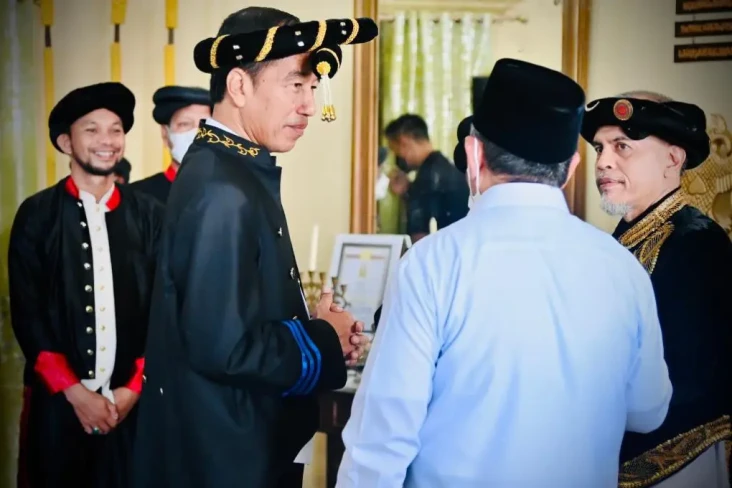 Presiden Jokowi Diberi...